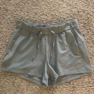 Lululemon Like New | on the fly mid rise short | size 8